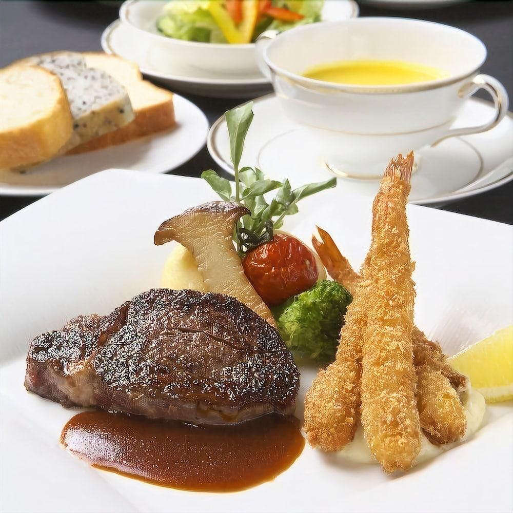 Hotel Granvia Wakayama Exteriör bild A steak and chips meal